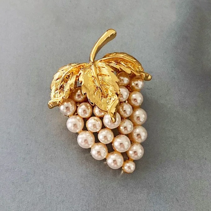 

Alloy electroplated gold grape vintage exaggerated pearl men's chest flower inlaid with rhinestones fruit pin