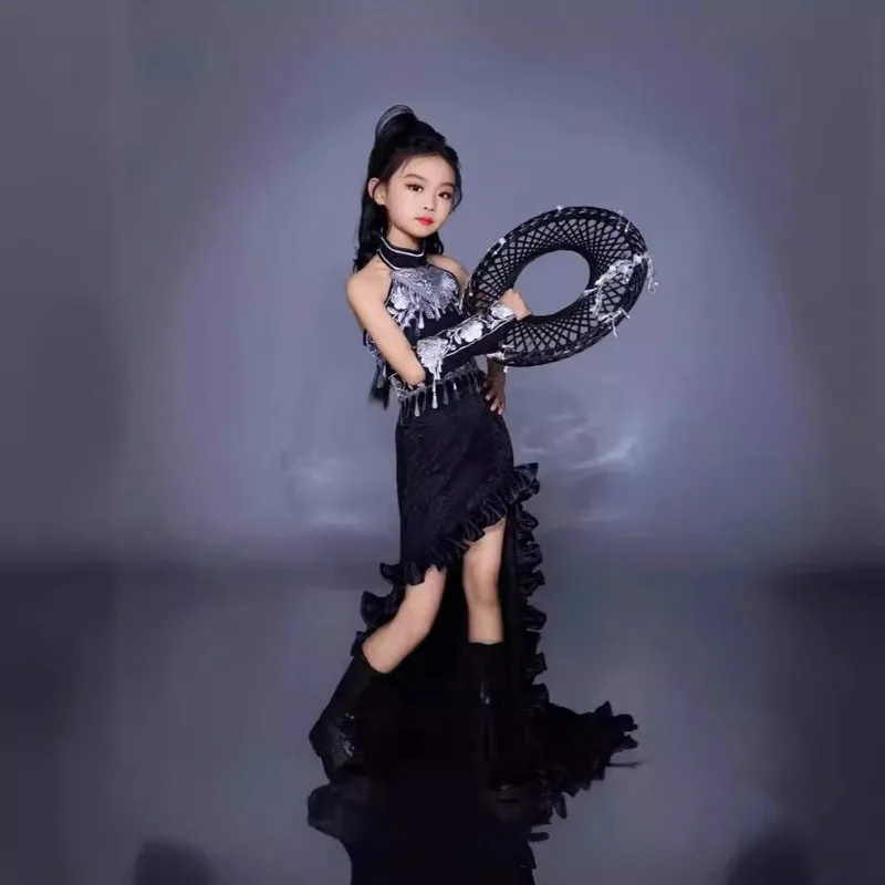 Mädchen-Kleidung im ethnischen Stil, trendige Kleidung, ärmellose Weste, Schlepprock, Schwarz-Weiß-Farbschema, Frühling und Sommer, Middlen