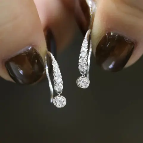 귀여운 레이디 실험실 Moissanite 다이아몬드 매달려 귀걸이 100% 진짜 925 스털링 실버 파티 웨딩 드롭 귀걸이 여성 쥬얼리에 대한