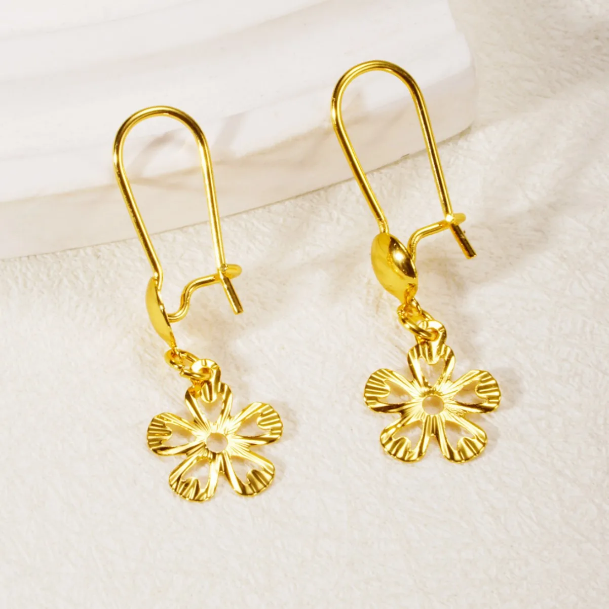 Cross-border golden four-leaf clover flower earrings light luxury high-end niche personalized earrings women's new popular earri