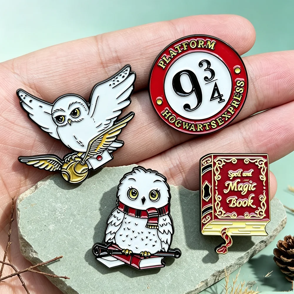 4-teiliges Set Magische Eulen-Buch Emaille-Pins Zauberer-Thema Anstecknadeln für Rucksack Jacke Deko Fantasy-Fan Geschenk Broschen – Detail 4