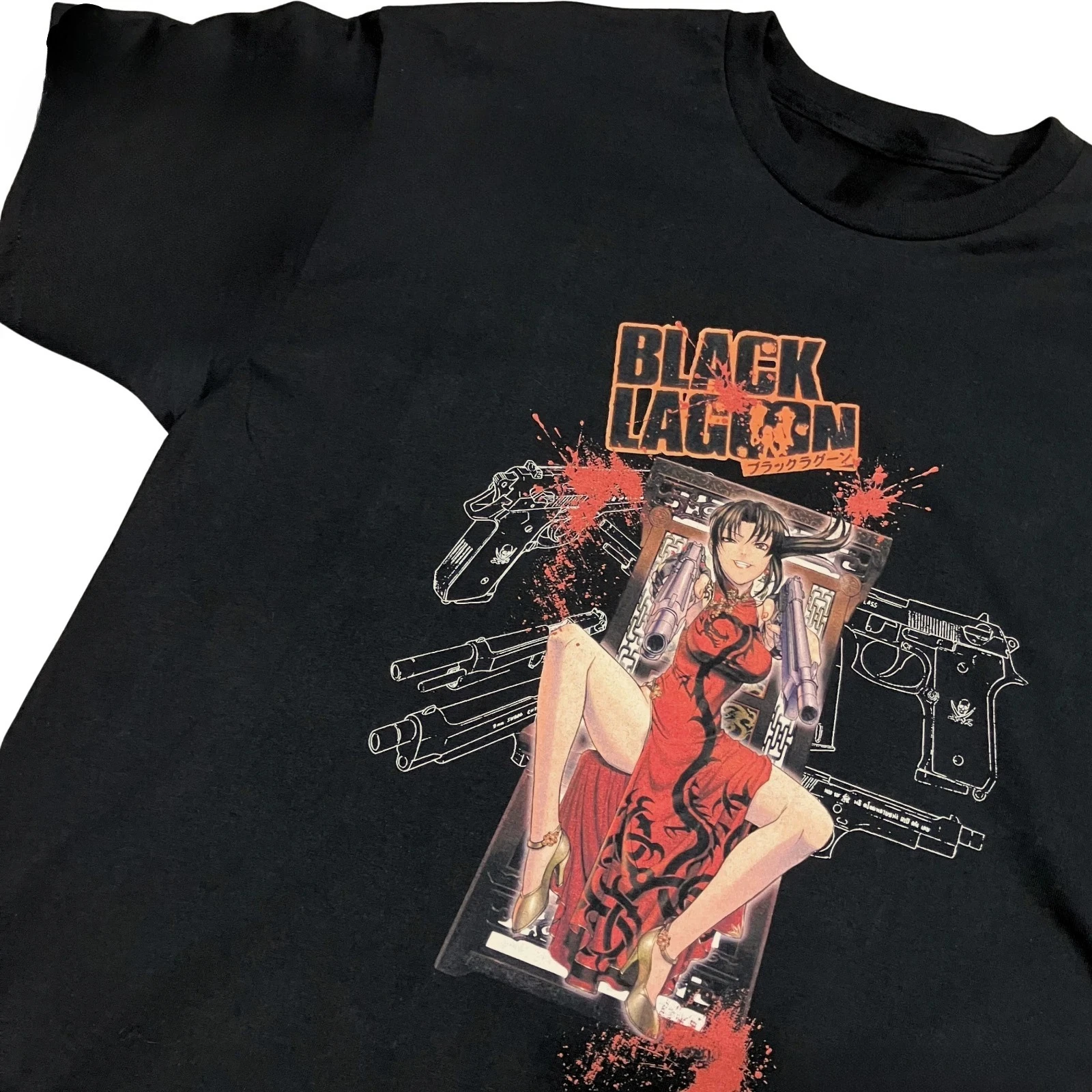 Black Lagoon „Revy Cheongsam & Pistols“-T-Shirt, Baumwolle, für Damen und Herren, Streetwear-Design. – Detail 2