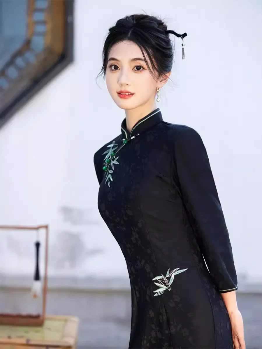 2024 Autumn New Knitted Jacquard Embroidered Medium length Cheongsam Art Retro Black Temperament Slimming Cheongsam Qipao Dress