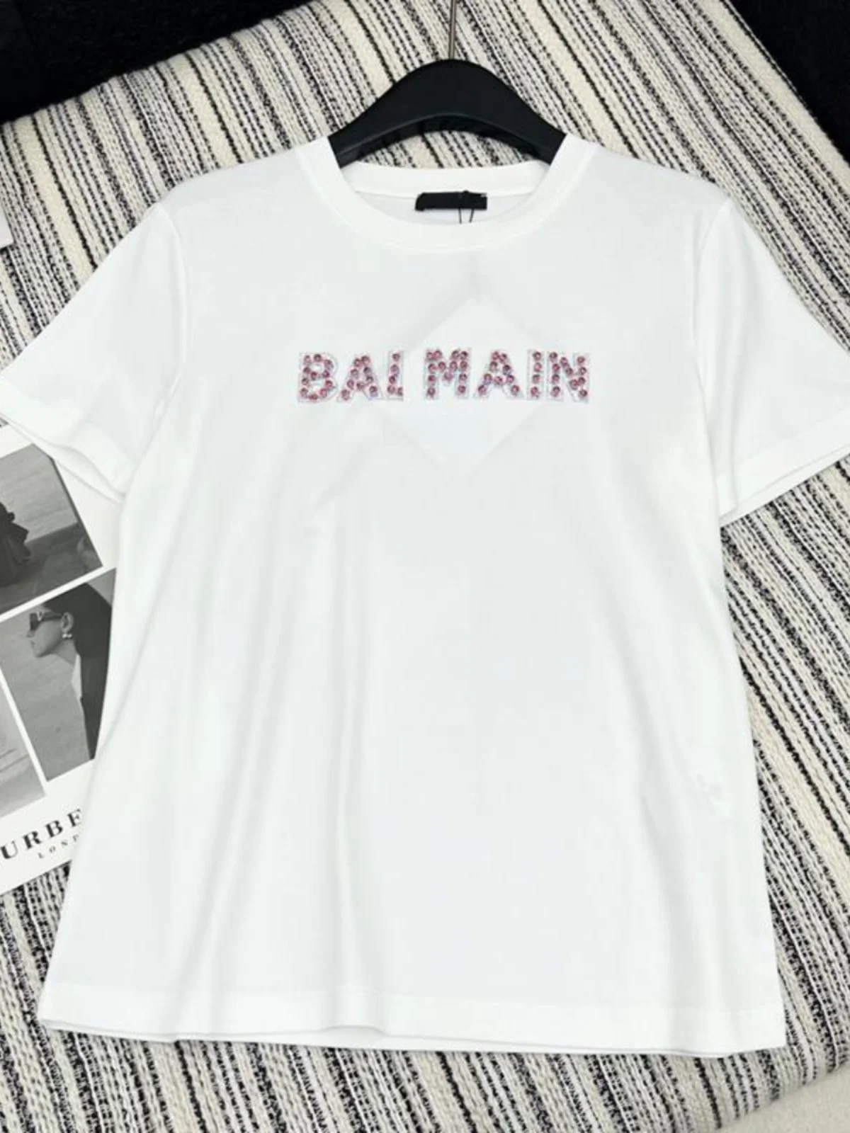 

Белая женская футболка с алмазным декором ручной работы, летняя новинка, модный универсальный топ с коротким рукавом, элегантный стиль, хлопок, дышащий материал