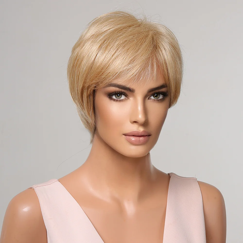 Rambut Manusia Potongan Pixie Pendek Wig Campuran dengan Sisi Poni Berbulu Cahaya Madu Emas Pirang Berlapis Wig Bergelombang Wanita Alami Sehari-hari