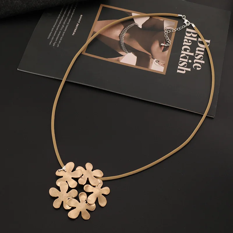 Длинное колье с металлическим цветочным подвесом