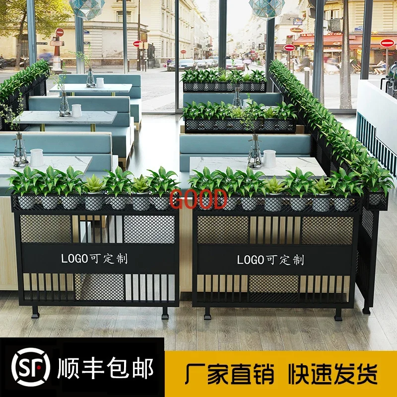 

Кованая кабина, зеленое растение, забор с низкой перегородкой, промышленный ветер