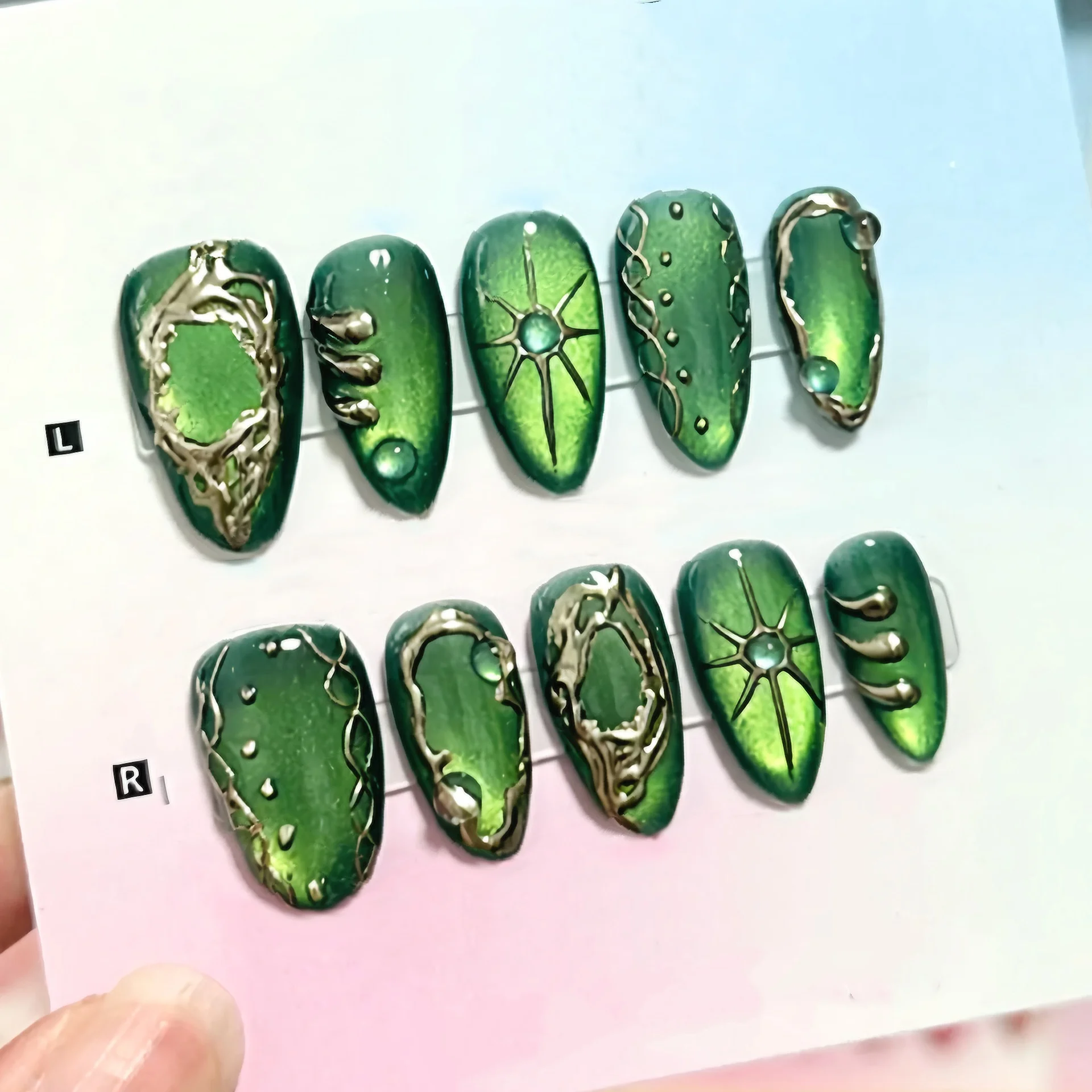 24Pcs Green Almond Cat's Eye False Nails 3D Irregular Gilded Starburst Full Cover Fake Nail Reusable Acrylic Press on Nails Tips