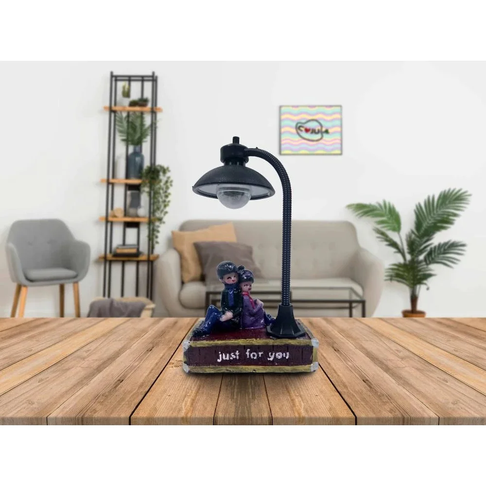 Dear gingillo seduto sotto il vero lampione a Led