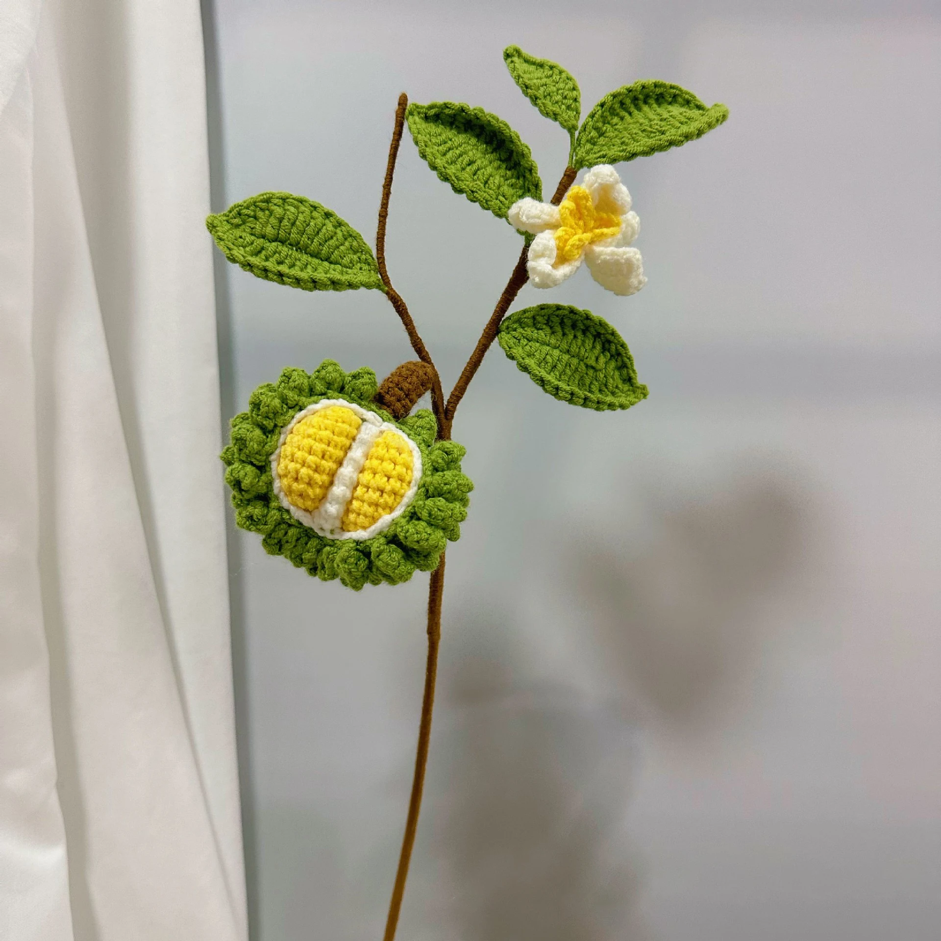 Kreative Strickarbeit: Fertige handgewebte Pflanzen- und Blumenzweige, gehäkelte Früchte, Raumdekoration, Geschenk – Detail 2