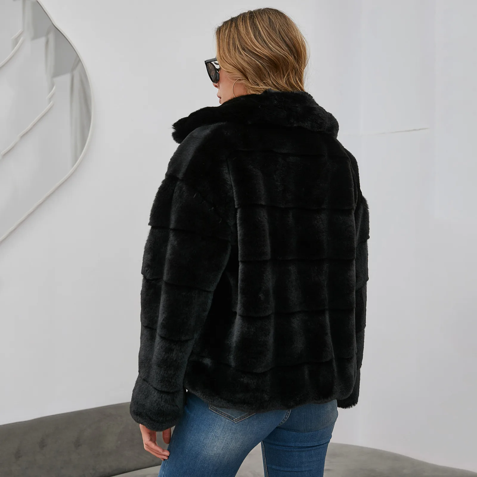 Giacca trapuntata alla moda in pelliccia sintetica da donna con cerniera Capispalla casual in peluche ispessito Cappotto maglione invernale caldo oversize con cappuccio