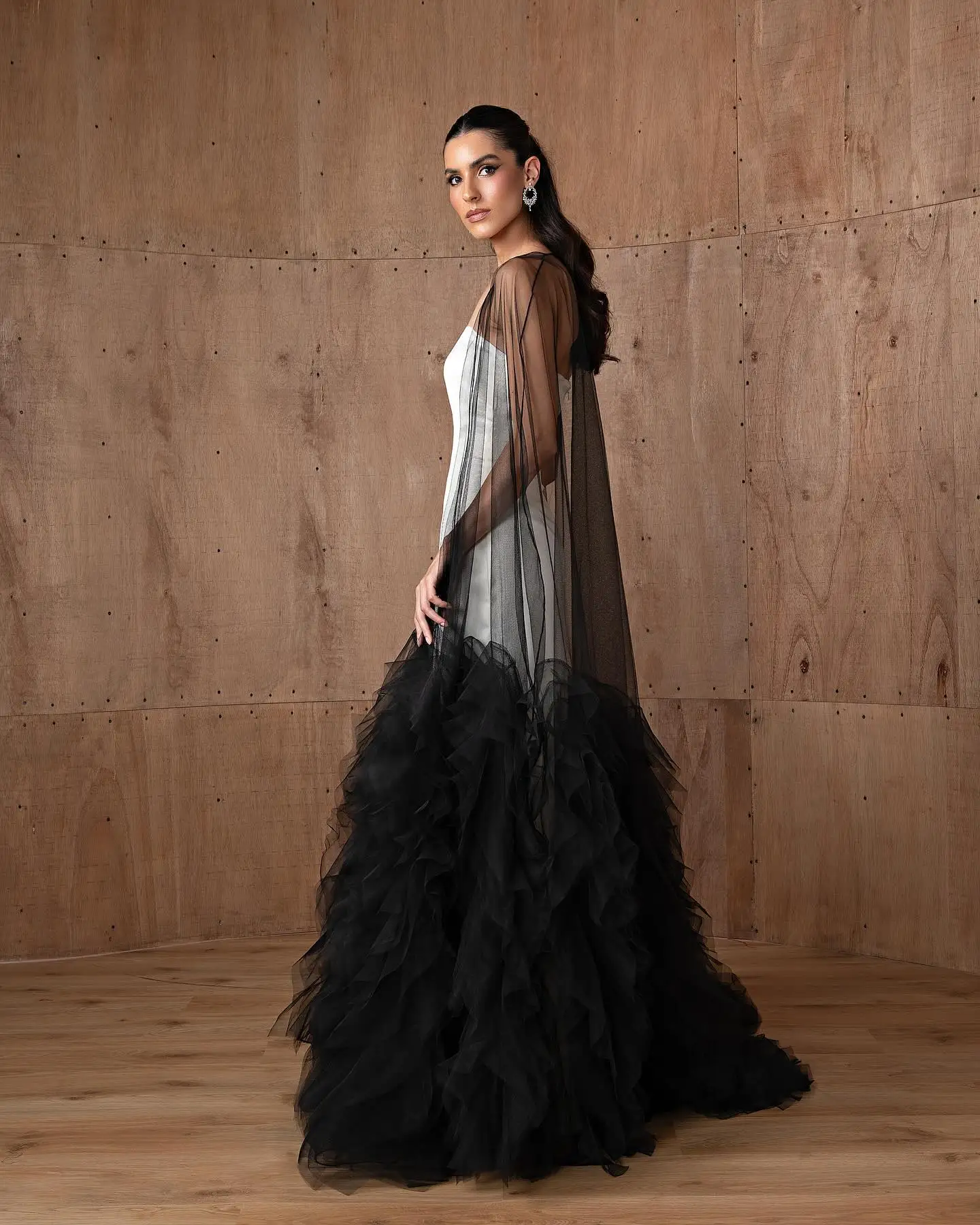 블랙 Tulle 여성 케이프 프릴 메쉬 바닥 길이 쉬어 숄 계층 스커트가있는 롱 랩 맞춤 제작 환상 케이프