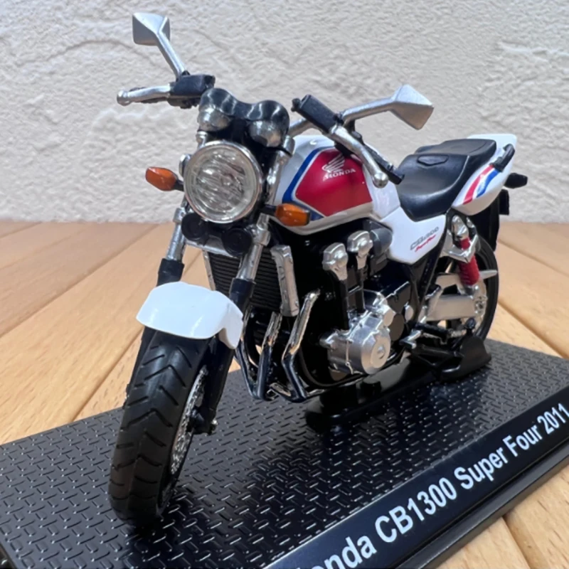 Model żelazny CB1300 Super Four 2011 w skali 1:24 – idealny wybór dla kolekcjonerów motocykli