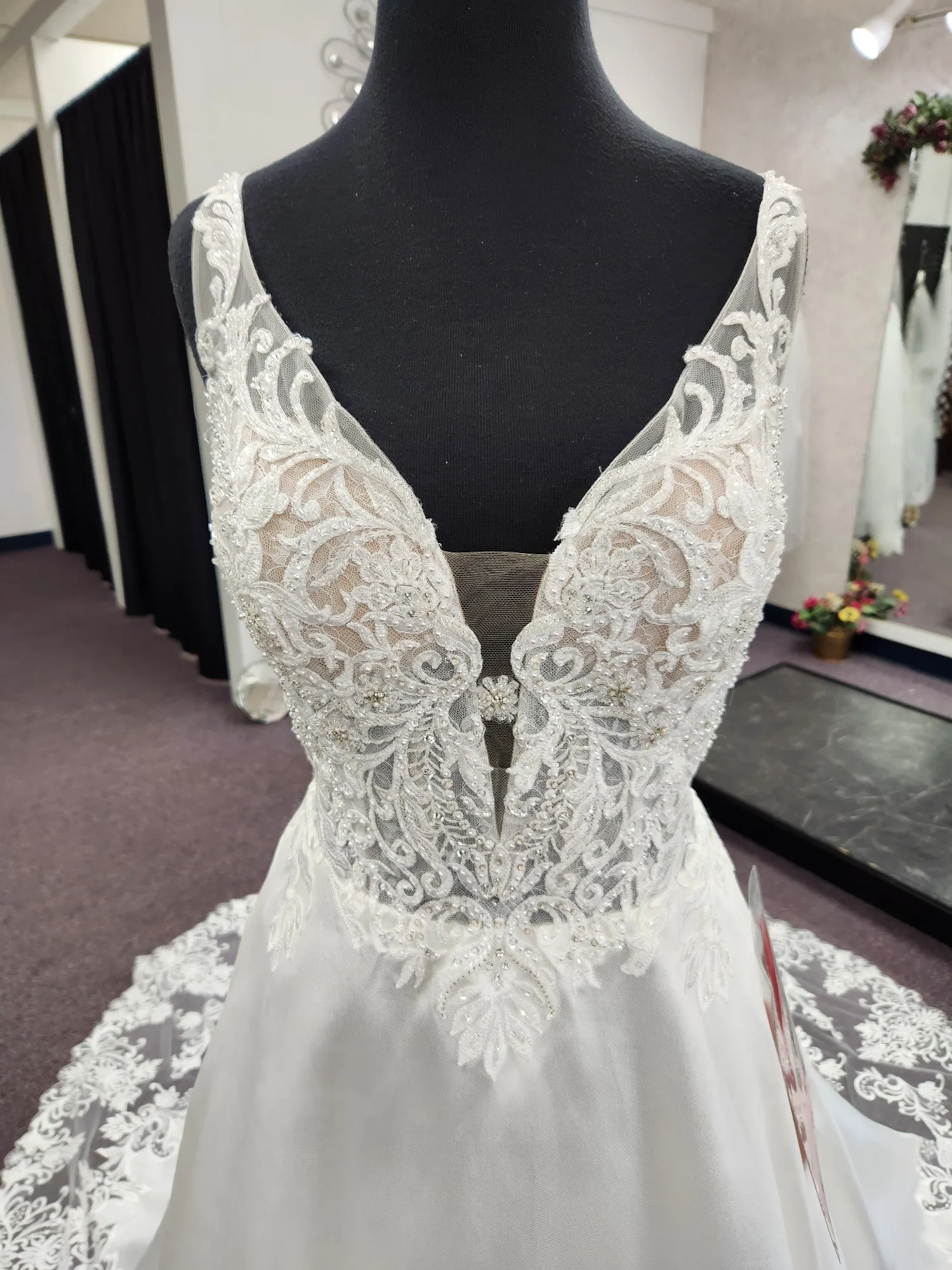 Lakshmigown Brautkleid mit tiefem V-Ausschnitt, Spaghettiträgern, Perlenbesatz, Spitze, Illusion-Oberteil, Satin und Spitzen-Schleppe, nach Maß gefertigt – Detail 7