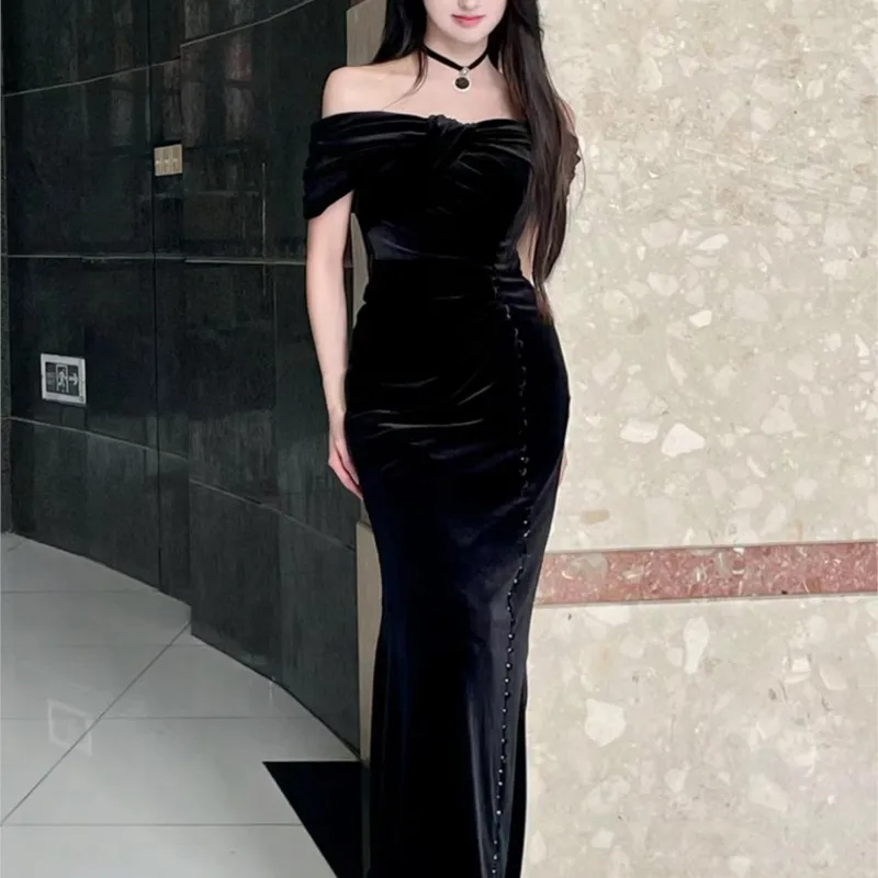 

Toasting new banquet host fishtail black slimming dress