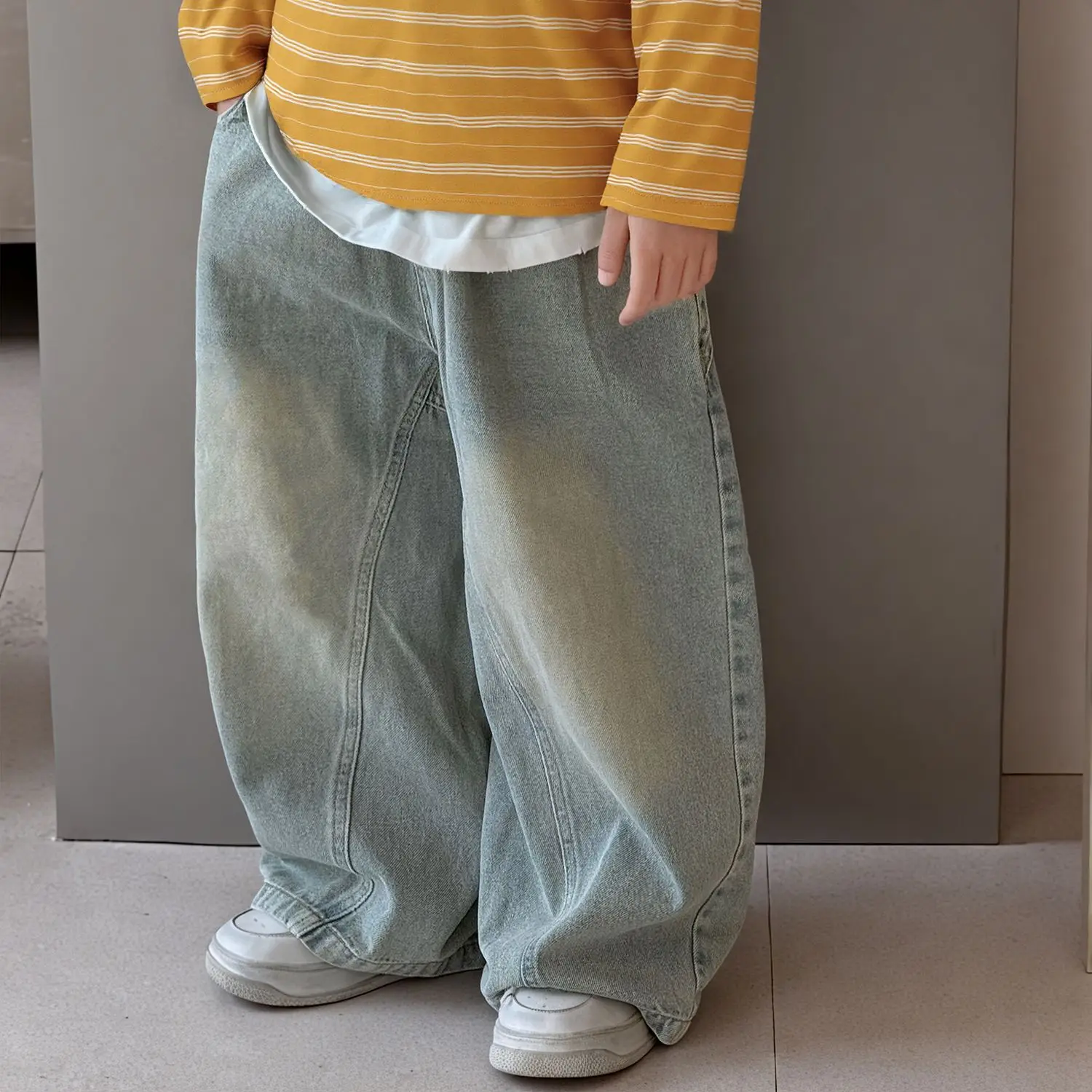 

Джинсы для мальчиков, детская весенне-осенняя корейская новинка 2023 года, детская одежда, свободные повседневные брюки с широкими штанинами в американском стиле, тренд