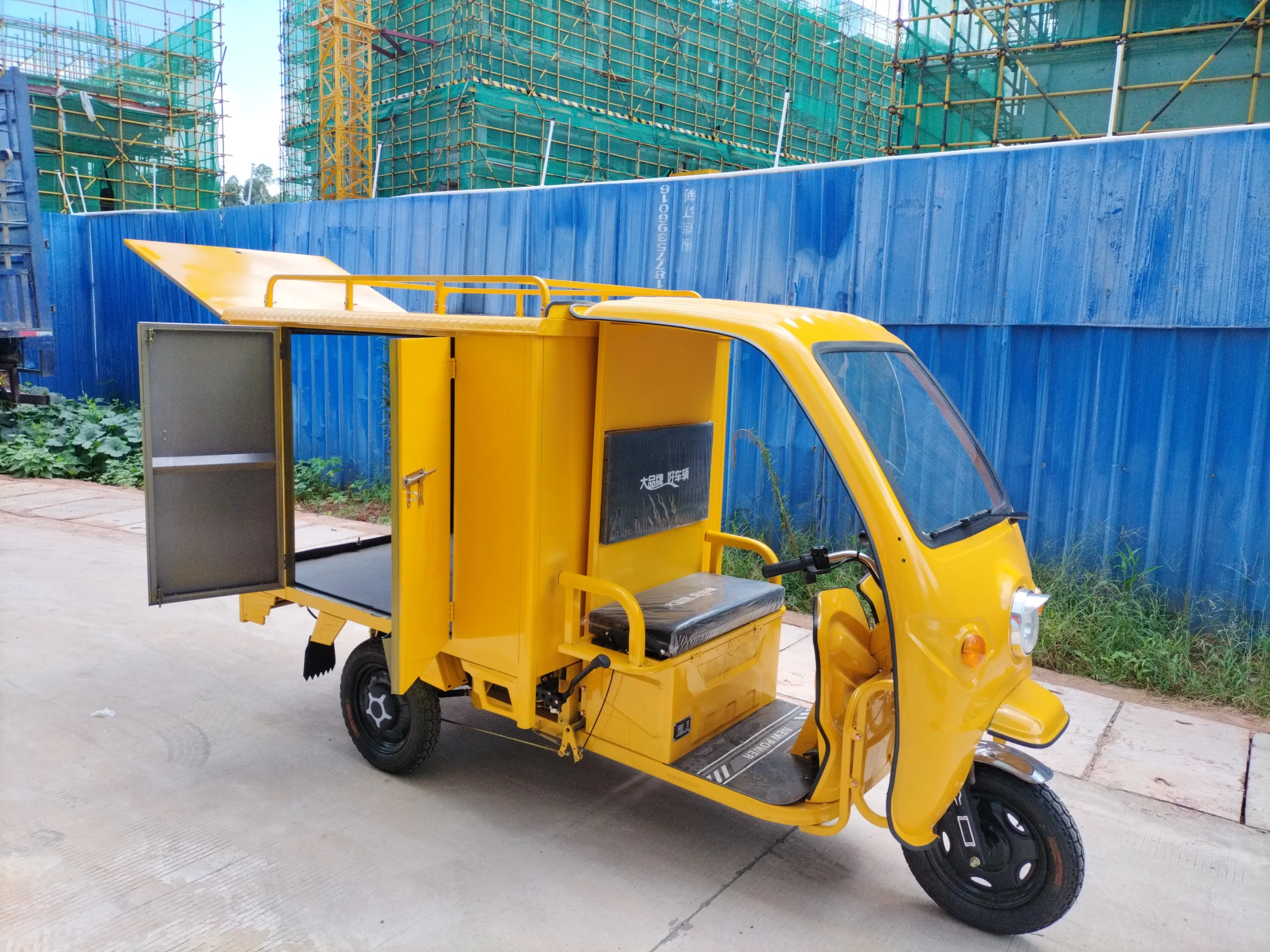 Closed compartment electric tricycle 3 wheel delivery car for cargo electric trike