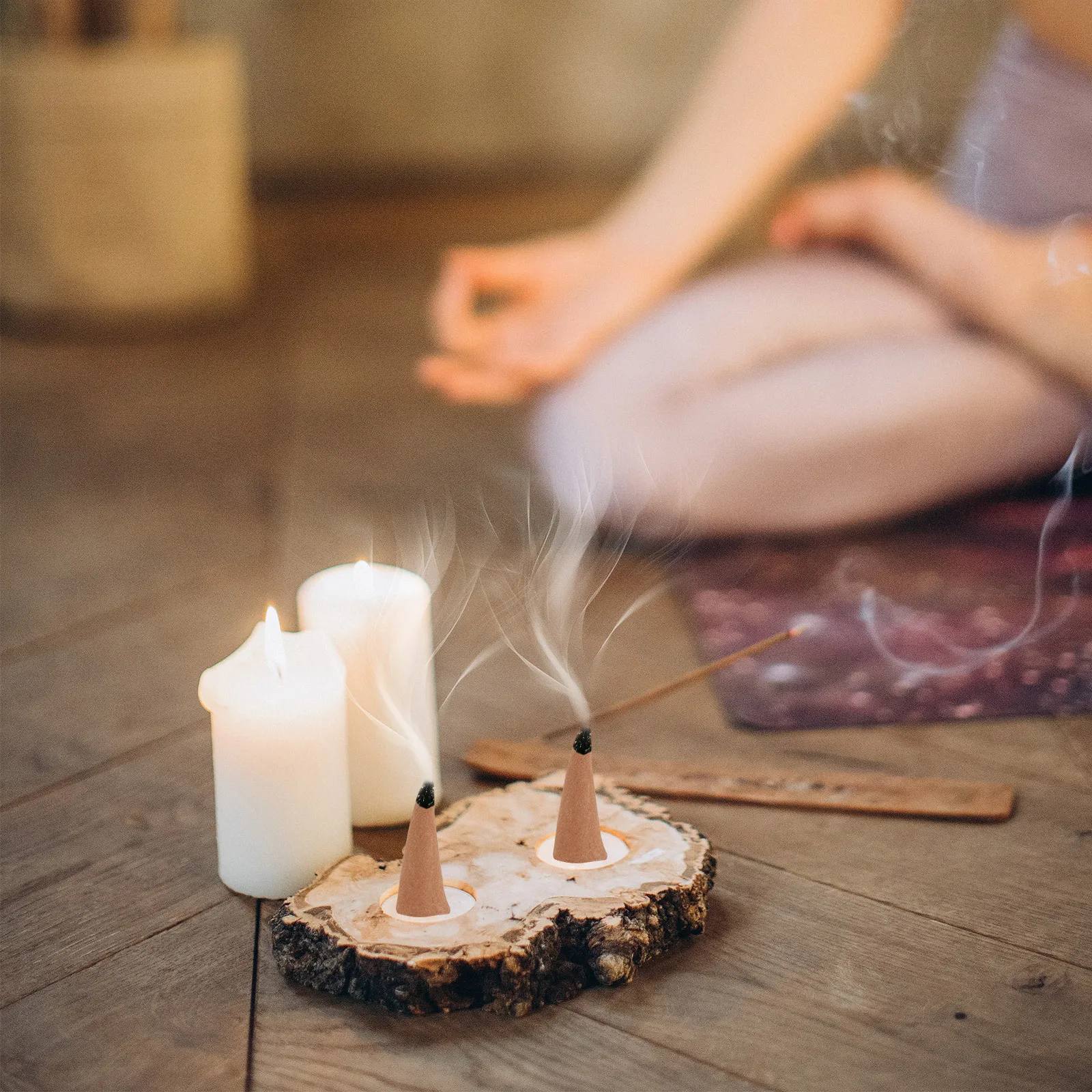 

150Pcs Natural Sandalwood Cones Calming Woody Fragrance for Living Room Hotel Tea House Aromatherapy Backflow Incense Cones