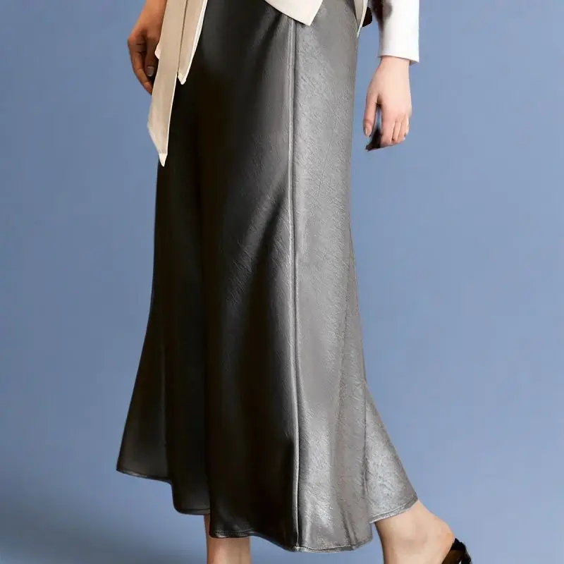 British Style Pleated Flowing Satin Fishtail Skirt with a Large Hem, Hip-Hugging, High-Waisted, Slimming, Long, High-End Black Glossy Polyester Long Skirt