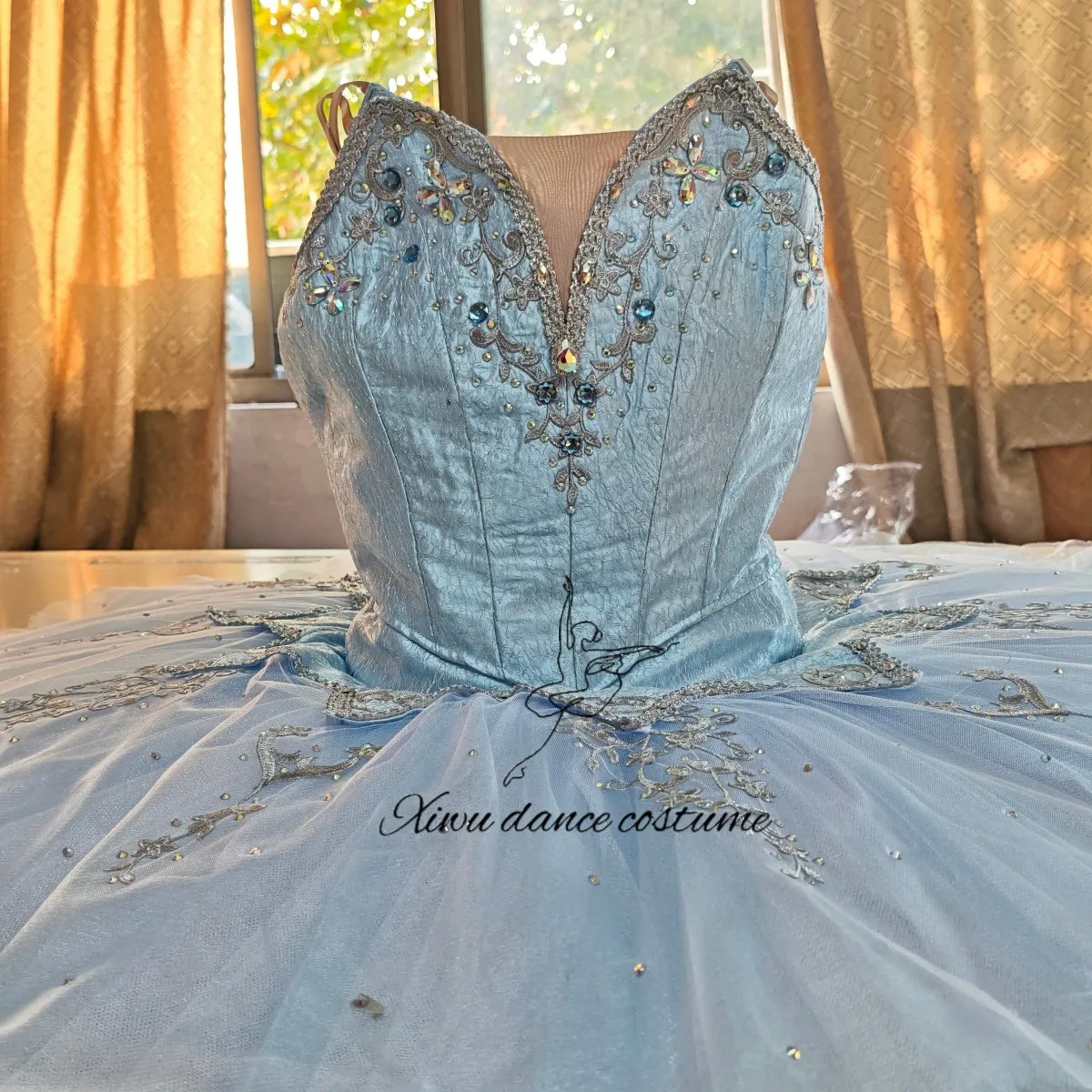 Tutu de ballet professionnel personnalisé au design papillon ombré bleu ciel