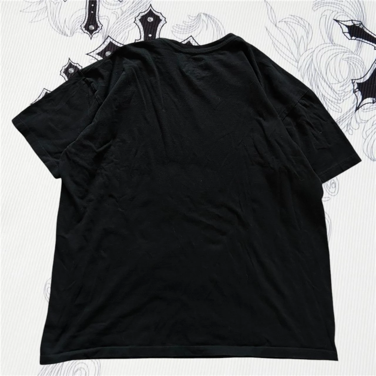 قميص رجالي من تأليف الشريرة الجماجم والسلاسل المجنونة باللون الأسود الجرونج من العقد الأول من القرن الحادي والعشرين