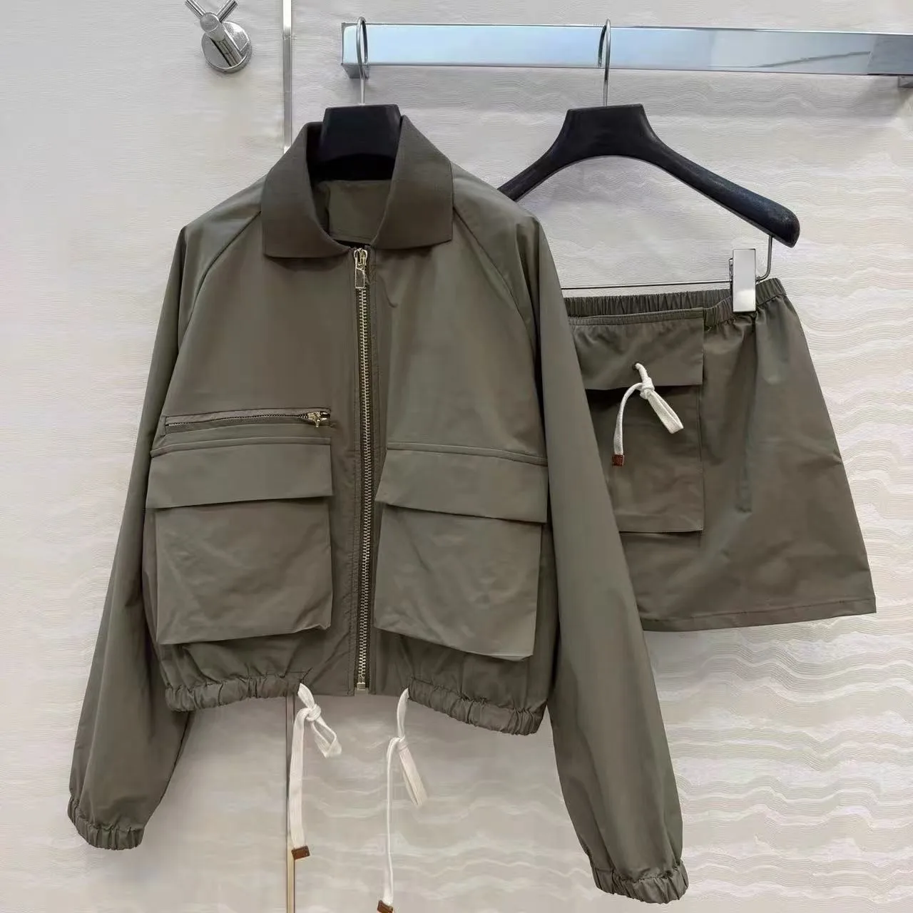 

Workwear Turn-Down Collar Zipper Jacket Paired With Low-Waisted Workwear Skirt With A Fitted Waist Versatile Casual Sports Dress