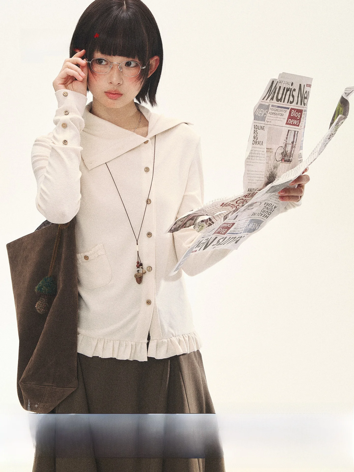 

Asymmetric Holide Map "White Fuzz Trim" Knitted Cardigan nut Button Flip Collar Base Layer Women's Faion Spring 2026