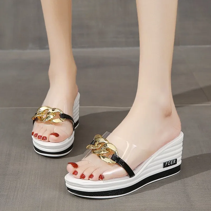 2025 جديد إمرأة أسافين منتصف الكعب النعال الصيف سلسلة موضة الشرائح شفافة الرياضة فستان الشاطئ صنادل سيدات الوجه بالتخبط مضخات