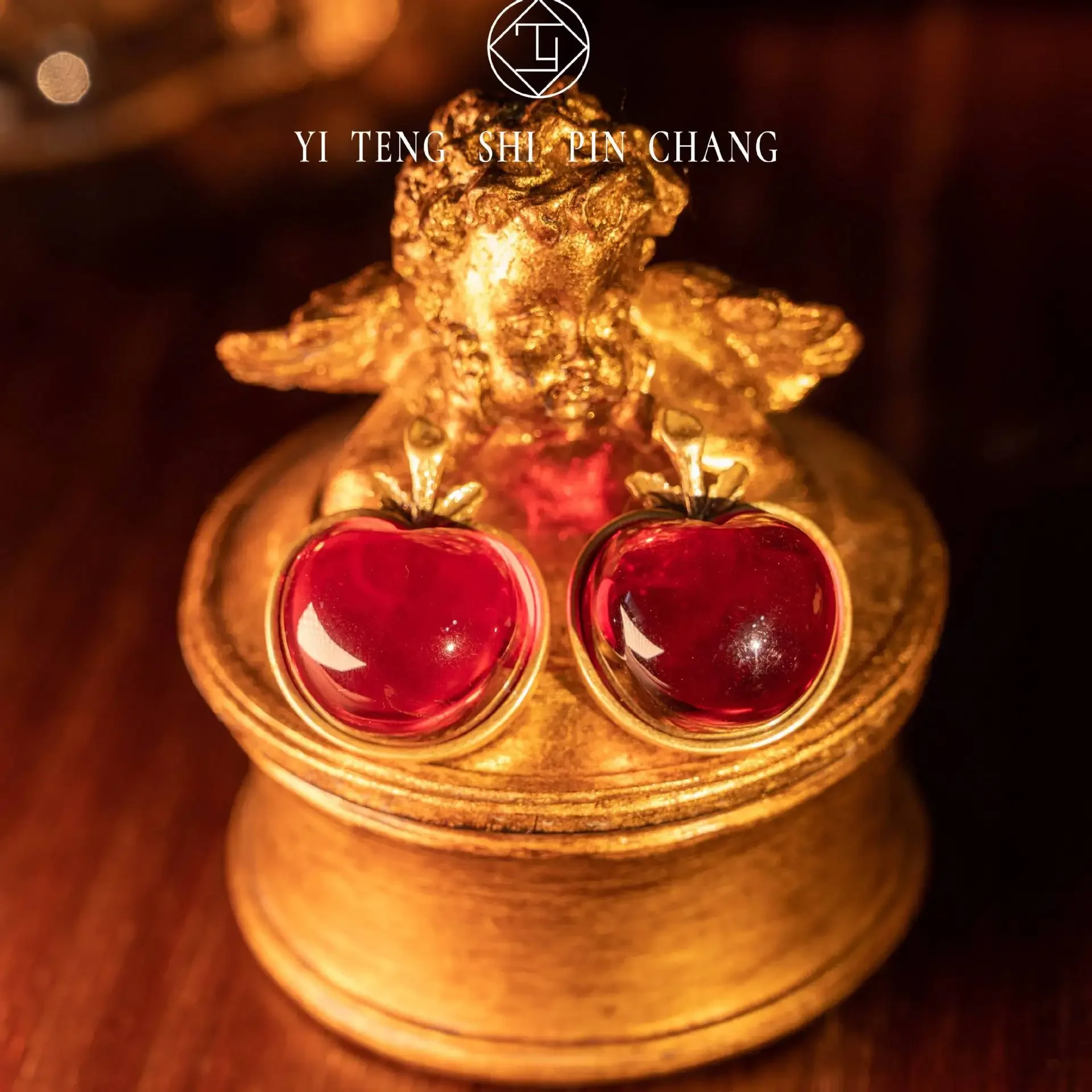 

Qingdao medieval earrings, retro retro sense electroplating hungry gold small apple shape versatile elegant earrings women's