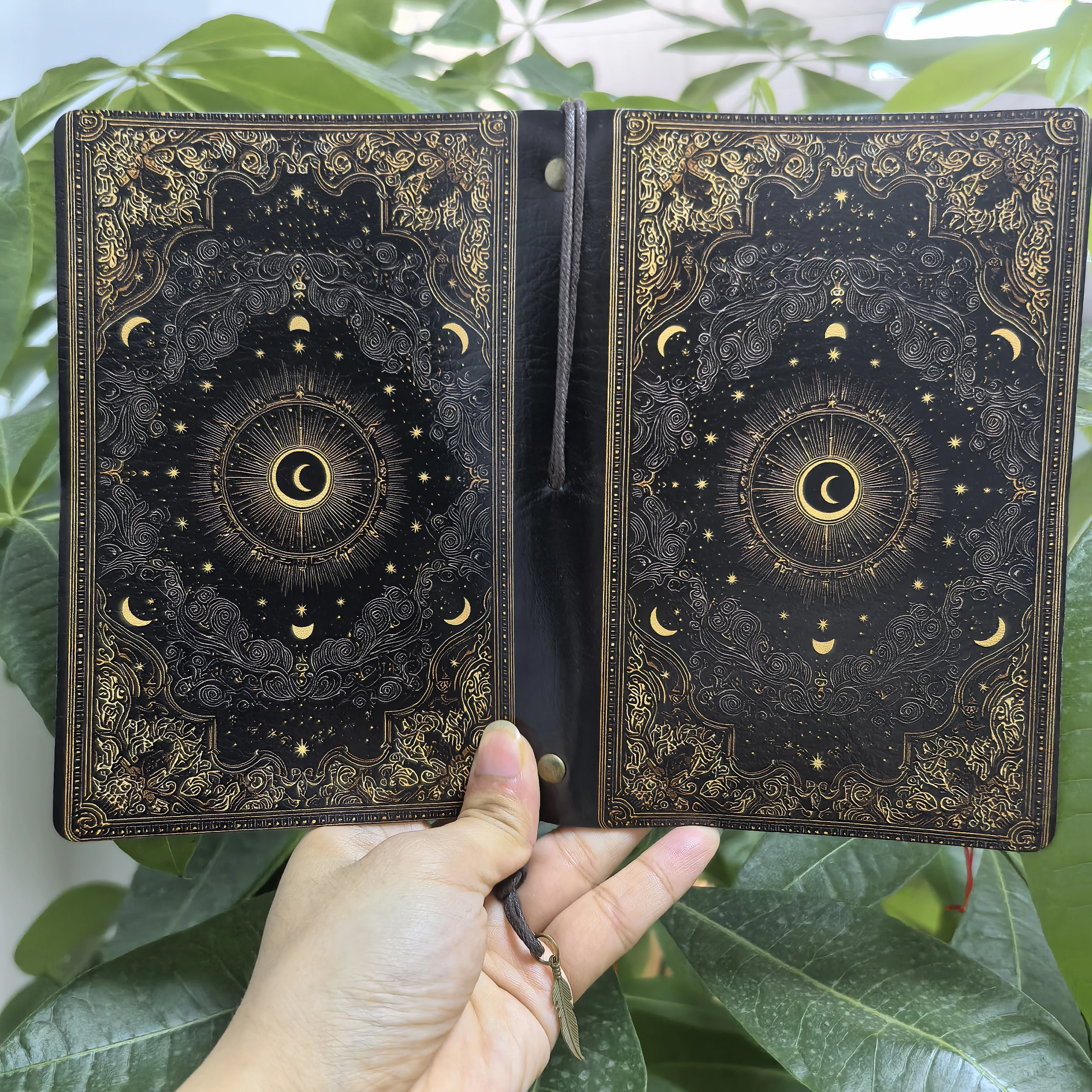 Gotisches Himmlisches Sonne-Mond-Tagebuch Hexerei-Grimoire-Druck PU-Leder Elastisches Band Nachfüllbares Reisetagebuch mit Verschluss – Detail 1