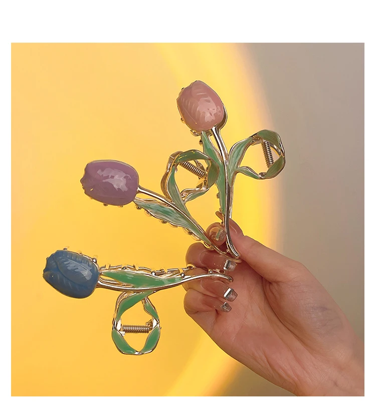 Рисунок 3 - Маленький свежий трехцветный тюльпан