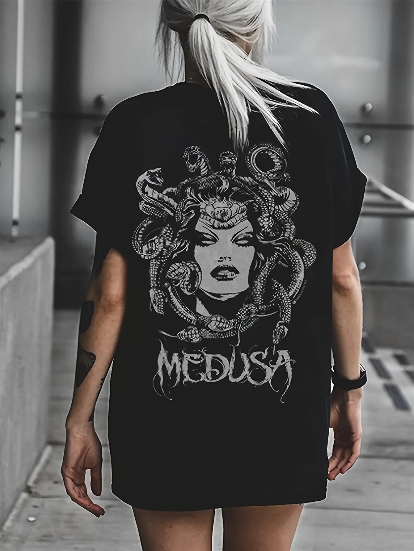 

Футболка свободного покроя с круглым вырезом и ярким портретным принтом Медузы — мягкий хлопок, слегкая стрейч,