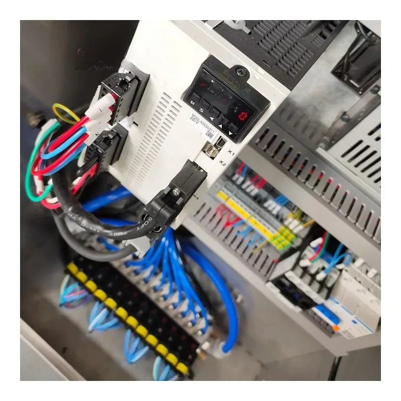 Custom Made  Automatic Cosmetic Gel Nail Polish Vertical Round Bottle Labeling Machine