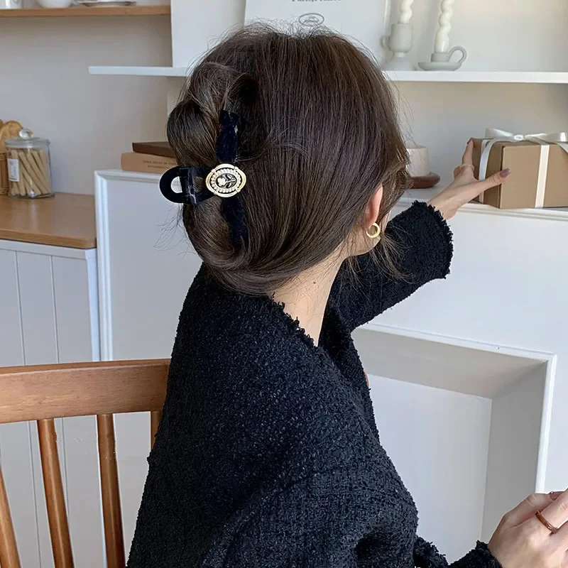 مشبك شعر على شكل سمكة قرش أسود مخملي على شكل زهرة وردية، إكسسوار شعر فرنسي عتيق صغير عطري للرياح