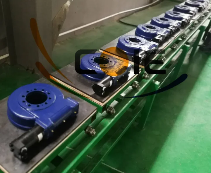 Small Worm Gear Drive Slewing Bearings WE7 WE9 for Manlifts and Timber Grab Applications