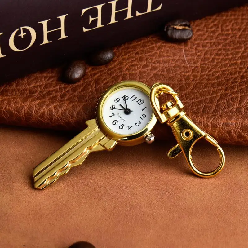 Mini-Quarzuhr in Form eines goldenen Schlüssels mit Schlüsselanhänger, klarem Zifferblatt, perfekt für den täglichen Gebrauch, Taschenanhänger, kreatives Geschenk. – Detail 1