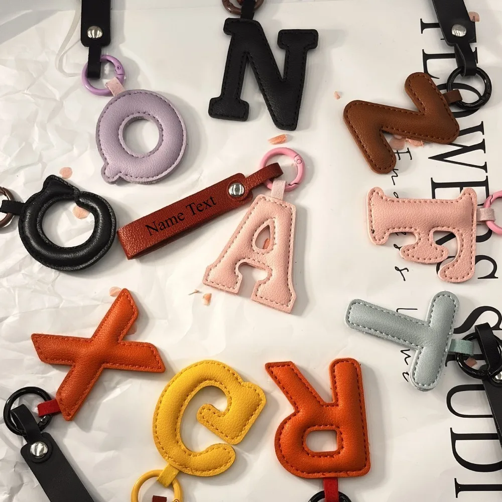 Personalisierter Leder-Schlüsselanhänger mit 26 Englischen Buchstaben, DIY Freie Kombination, Modischer Gepäckanhänger, Kreativer Anhänger, Geschenk – Detail 1