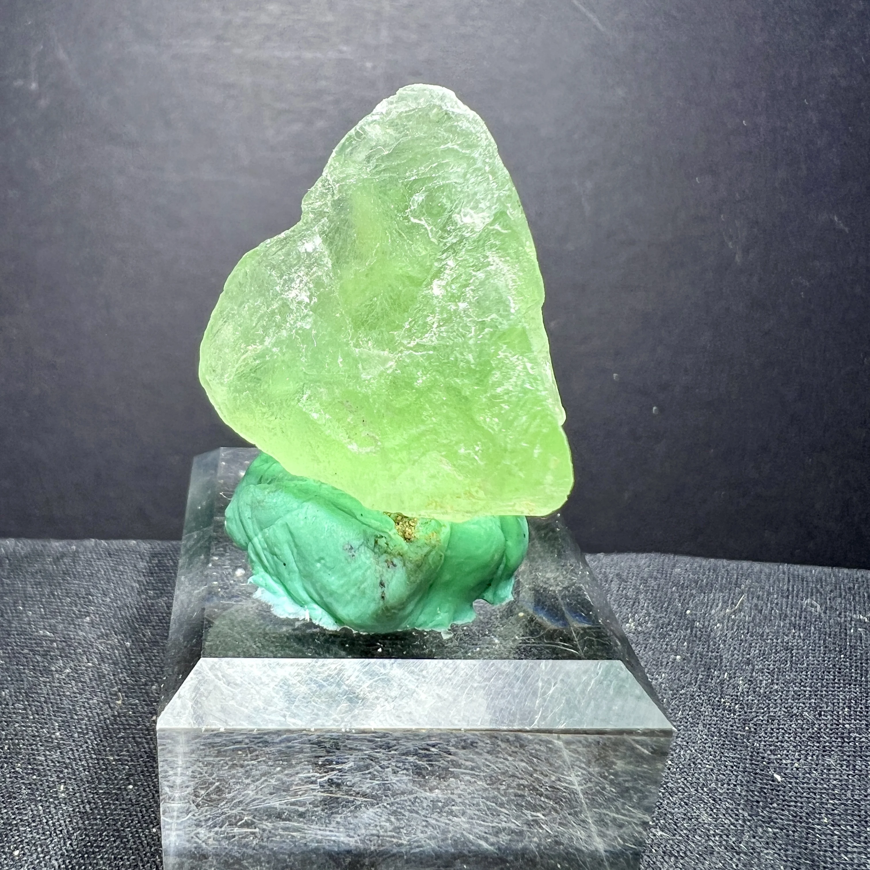 

Natural Zhejiang fluorite raw stone crystal specimen for appreciation, collection and display, geological science popularization