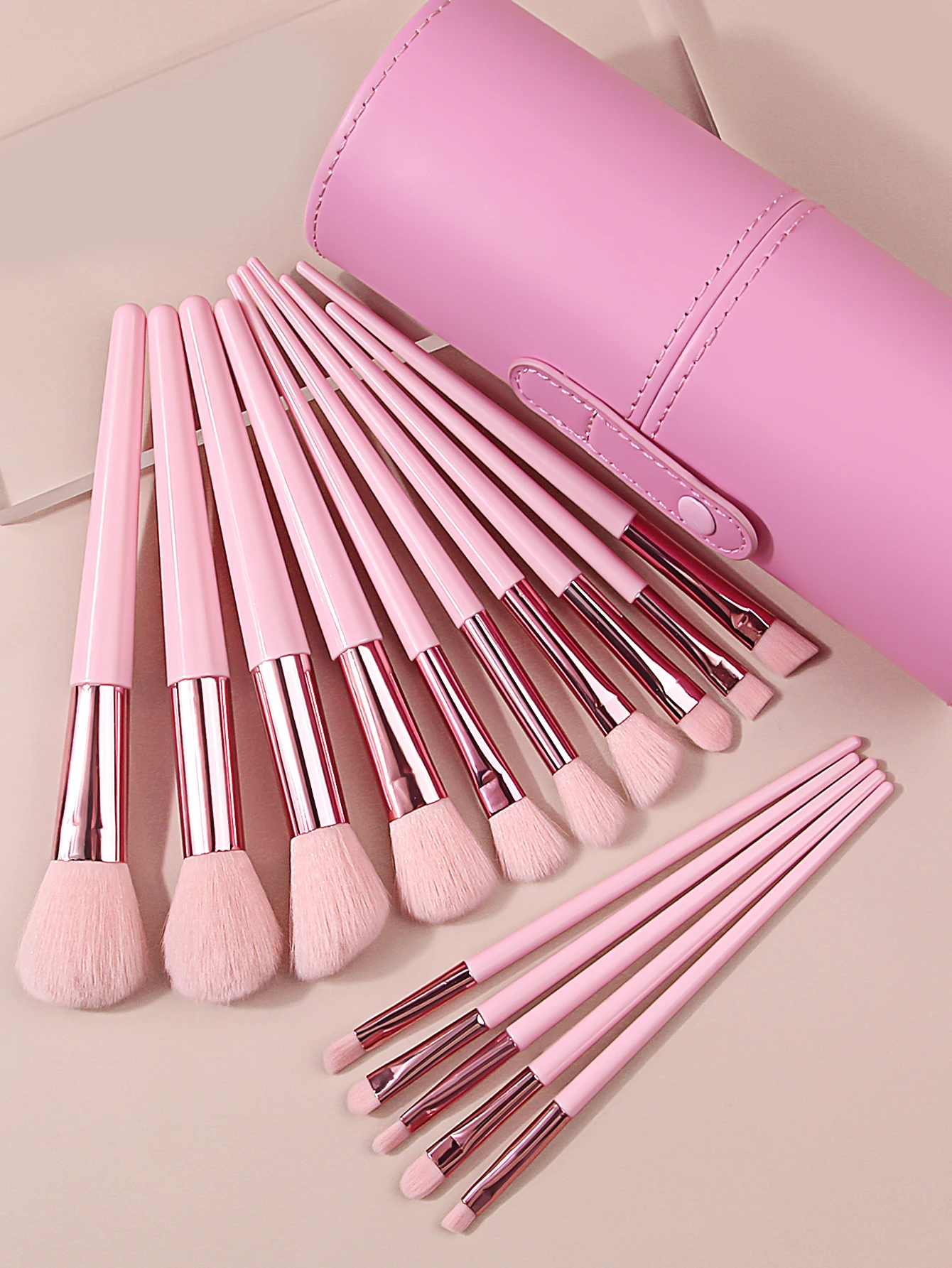 สีชมพู 15 ชิ้นชุดแปรงแต่งหน้าระดับไฮเอนด์นุ่มและปุยชุดแปรงแต่งหน้ามืออาชีพพร้อมถังเก็บกันน้ําสําหรับเดินทาง