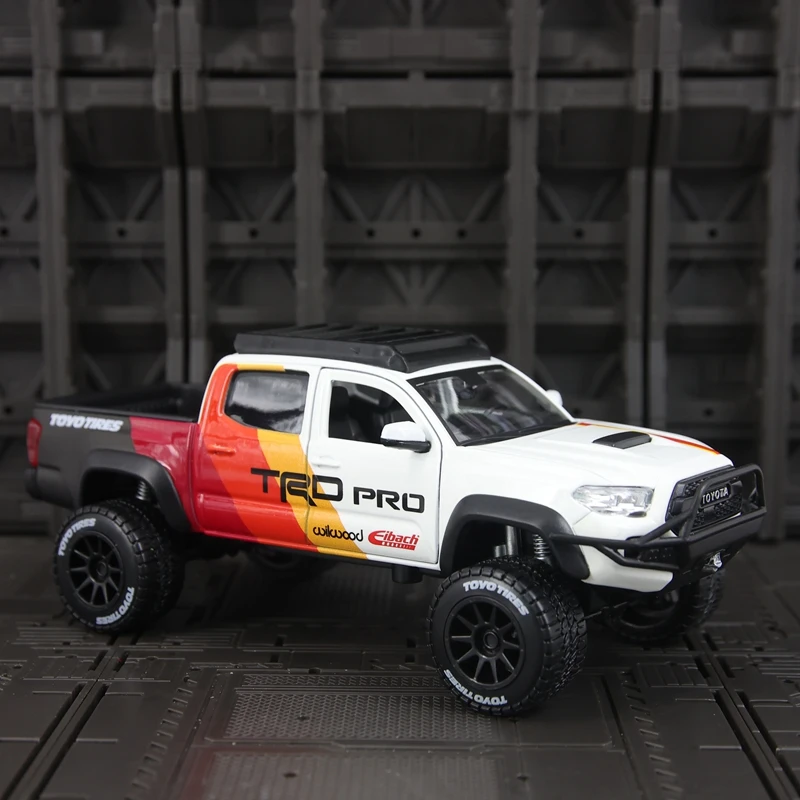 Модель автомобиля Maisto 1:27 Toyota Tacoma TRD PRO из сплава с открывающимися дверями для пикапов. Модель автомобиля Maisto 1:27 Toyota Tacoma TRD PRO из сплава с открывающимися дверями для пикапов.