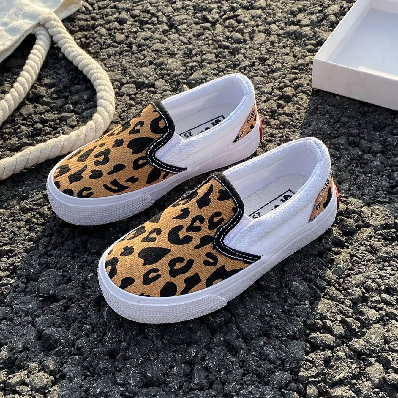 1021 OPOEE Children\'s Soft Sole Breathable Canvas Shoes Korean Edition Footboard Shoes Fashion Children\'s Shoes Walking Shoes