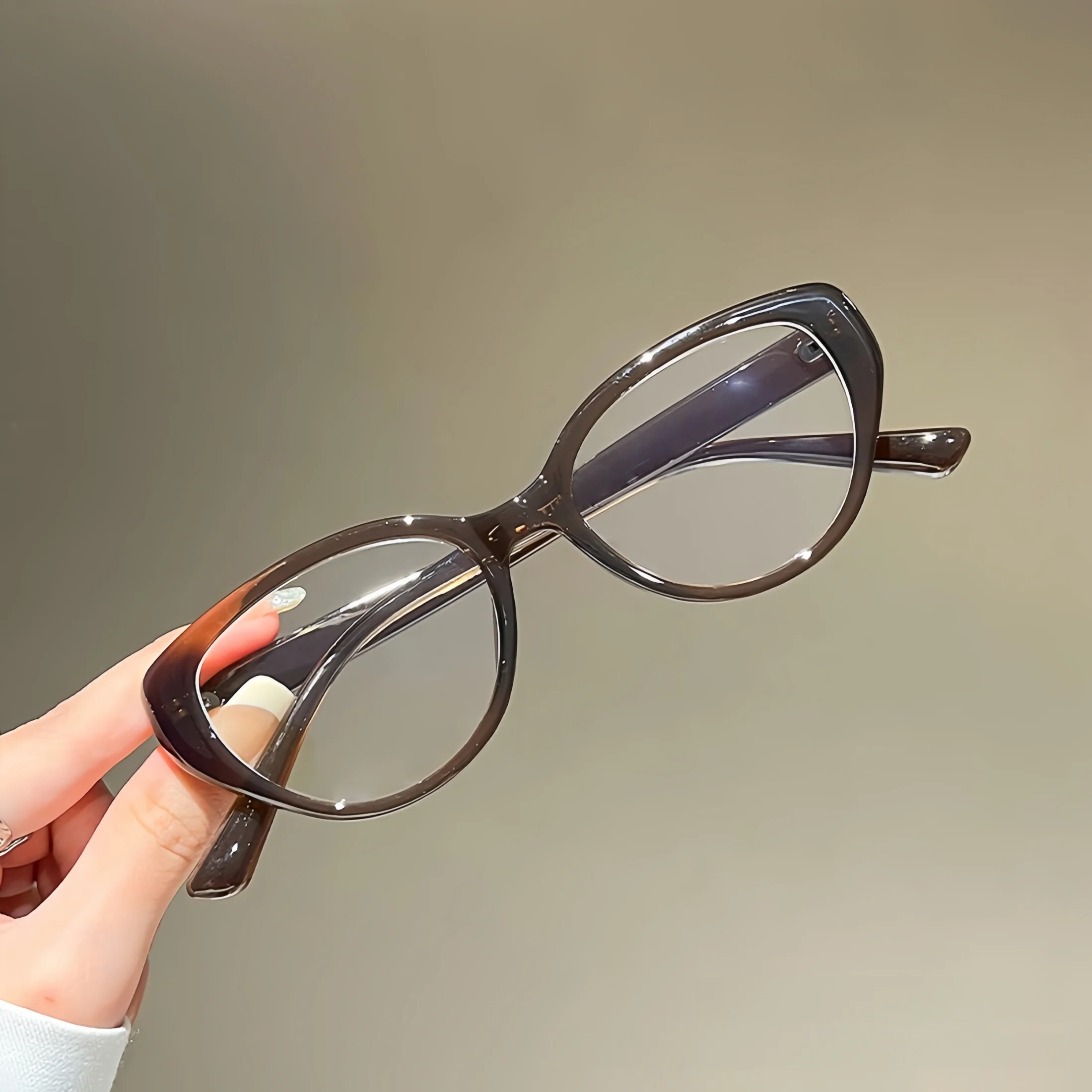 1 paar ultralichte koelbruine damesbrillen – met een ovaal frame met een kleine retro-touch