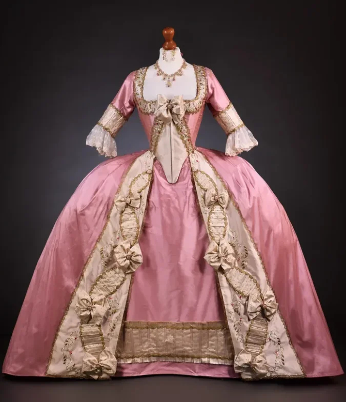 로코코 스타일 핑크 새틴 가운, 정교한 금 장식과 레이어드 스커트, 역사적 재연, 할로윈, 크리스마스