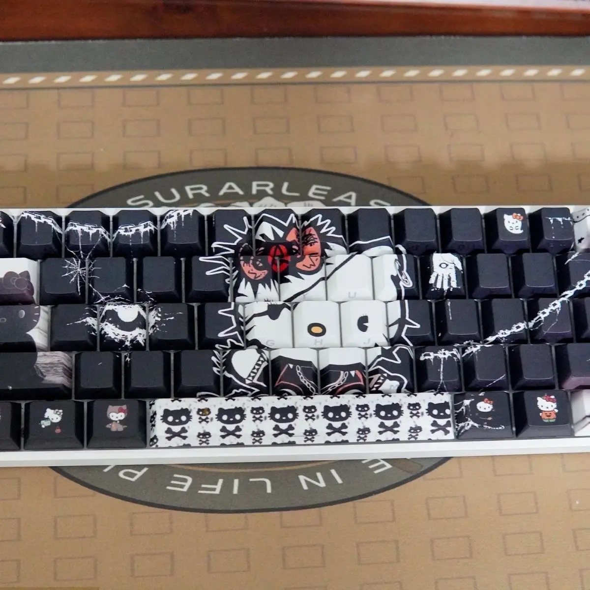 Teclas PBT con Diseño de Calavera de Hello Kitty en Blanco y Negro, Estilo Kawaii, Teclas Personalizadas de Anime Gótico Compatibles con Teclados Mecánicos de 61/68/75/87 Teclas