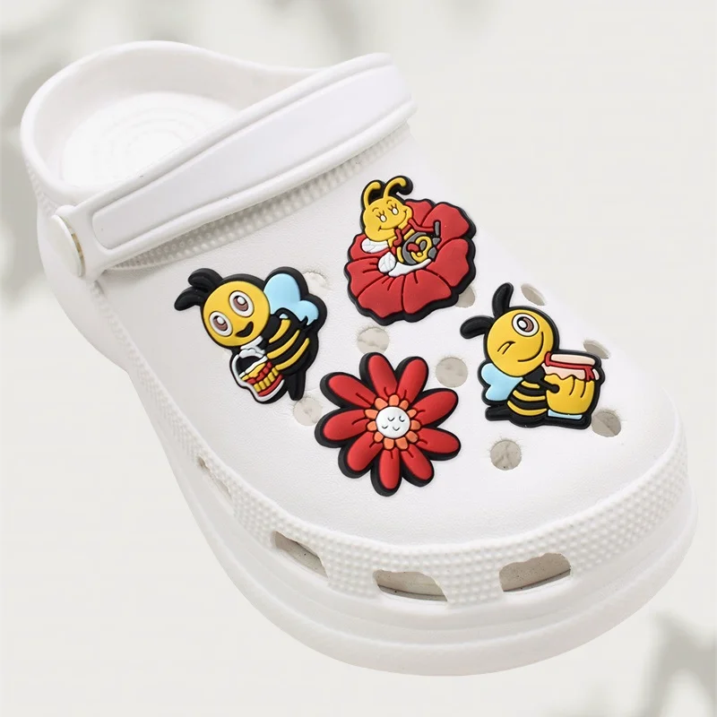 Breloques de chaussures avec icône d'abeille, 15 pièces, cadeaux de fête pour enfants, accessoires de sac de dessin animé en nid d'abeille, décor de pantoufle de jardin, bouton de fleur à faire soi-même