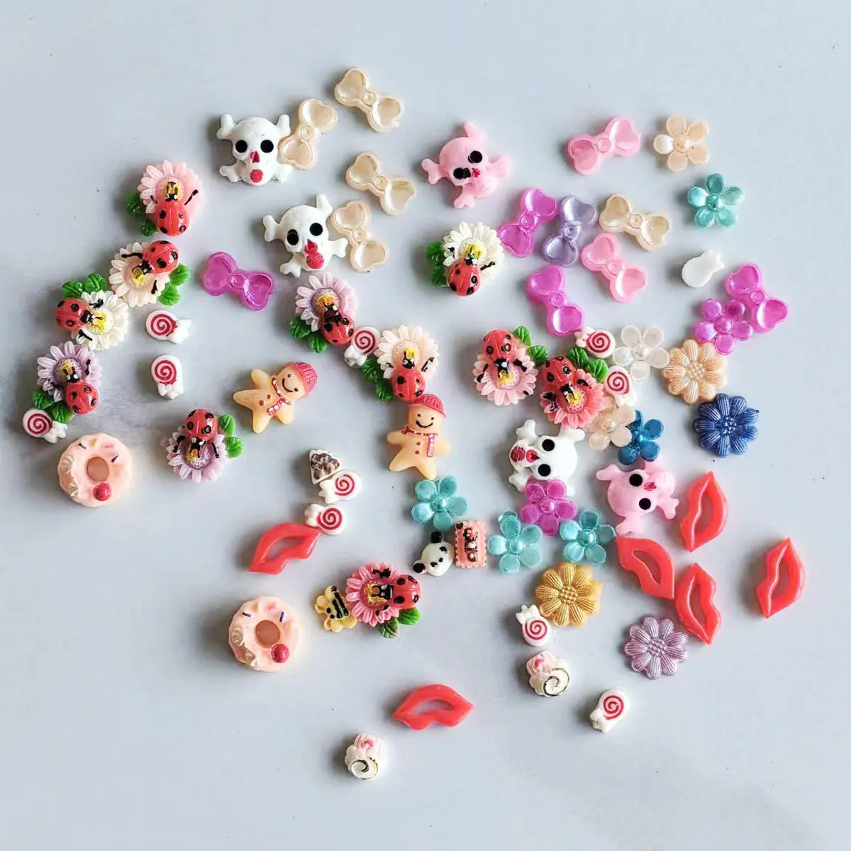 50g Mixed Mini Resin Cameos Multicolor Charm 5-16mm DIY Embelissement Crafts Accessories Handmade Scrapbook Decoration Supplies