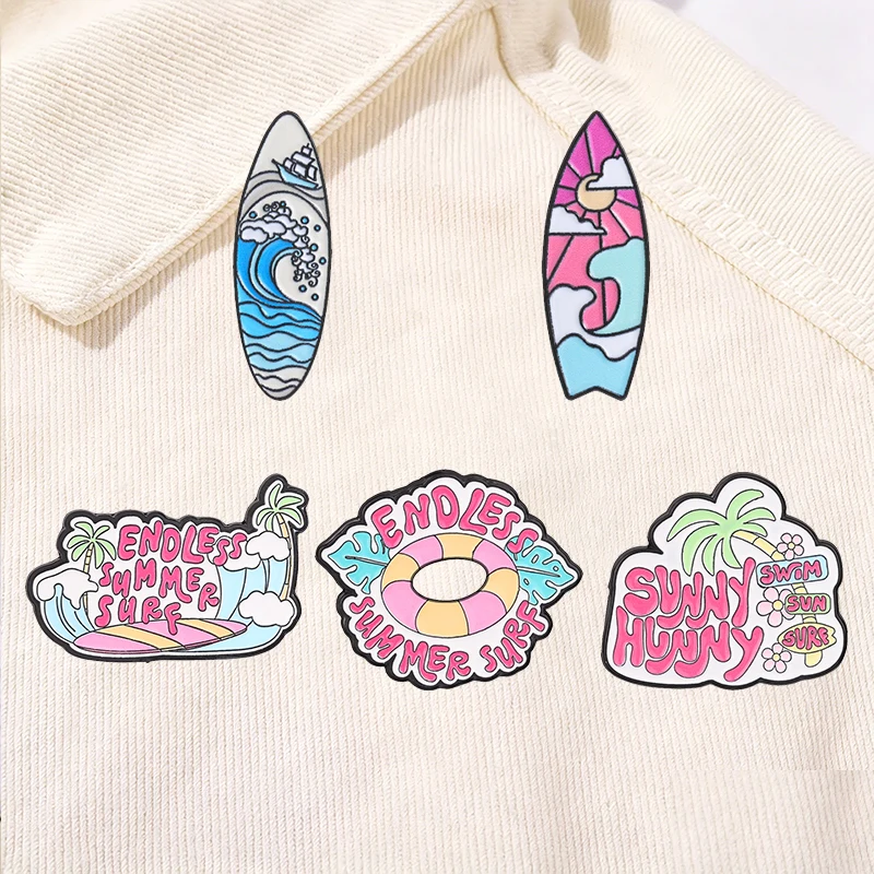 Cartoon-Ozean-Sonnenuntergang-Surfbrett-Emaille-Pin, Sommer-Strand-Ozeanwellen-Segelboot- und Sonnenuntergang-Himmel-Design-Brosche, Taschen-Revers-Abzeichen-Schmuck – Detail 3