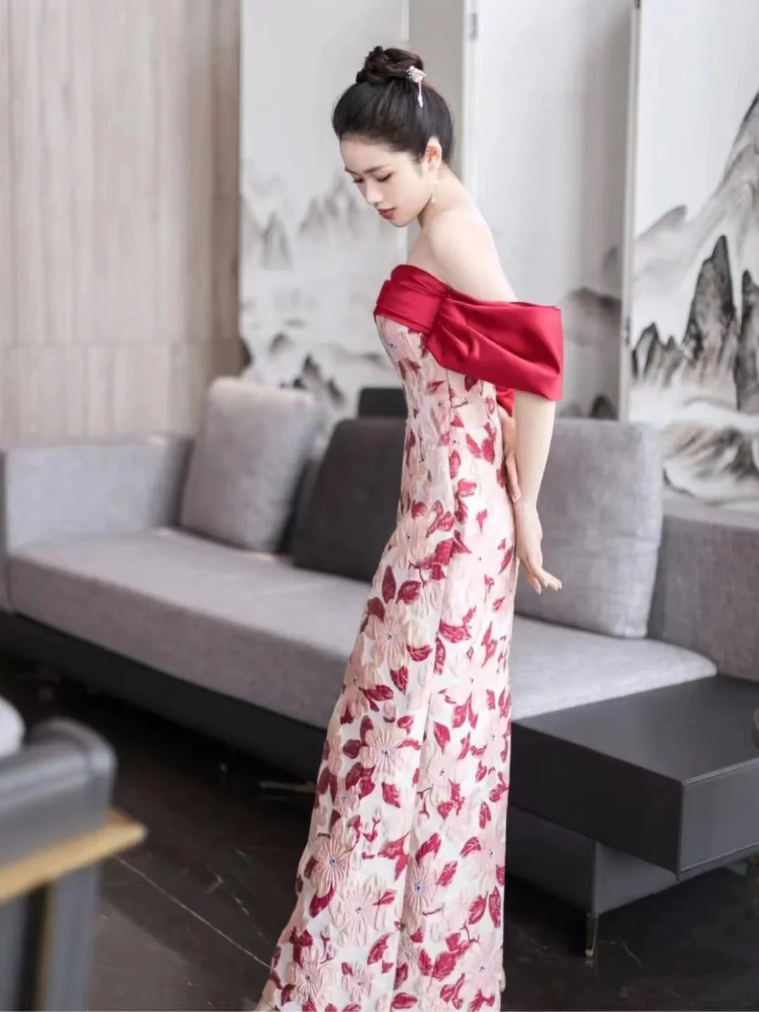 Schulterfreies Abendkleid aus rotem Satin mit Blumen und Jacquard-Motiv, leichtes Luxus-Boot-Ausschnitt, trägerlos, rückenfrei, Reißverschluss hinten, schmale Partykleider