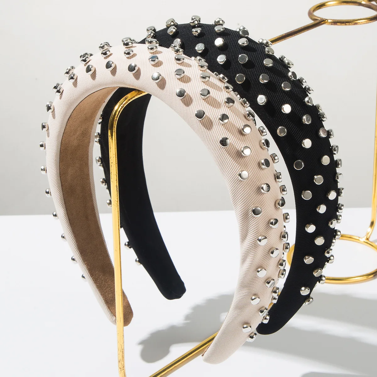 

Korean Version Ins Sweet and Cool Style Simple Wide Edge Rivet Sponge Headband Versatile Face Wash Hair Accessories