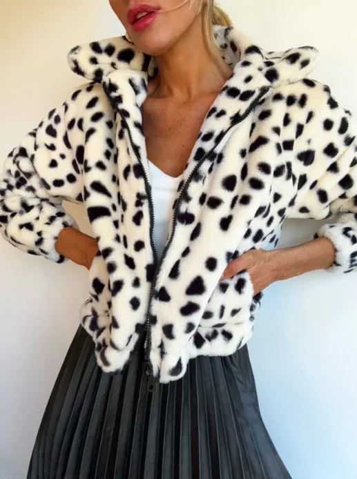 Damen Kurze Kunstpelzjacke mit Dalmatiner-Muster, Reißverschluss, Stehkragen, Flauschige Kurze Jacke, Lässige Winter-Oberbekleidung für Ausgehzwecke – Detail 6